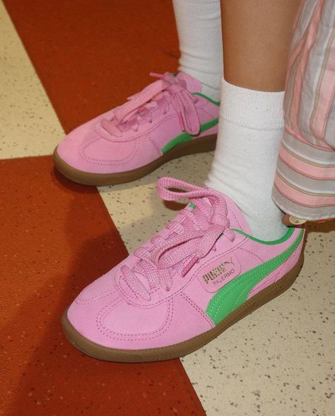 #puma #fashion Puma Vintage Shoes, Puma Palermo Pink, Pink Puma Shoes Outfit, Pink Shoes Outfit, Puma Fashion, Puma Palermo, Sneakers Trendy, Cool Sneakers, Pink Pumas