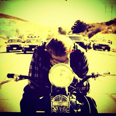 Behind-the-scenes picture of Charlie before filming THAT scene from the Series Finale. #FinalRide Vi Jackson Teller, Sons Of Anarchy Jax Teller, Sons Of Anarchy Motorcycles, Sons Of Anarchy Samcro, Son Of Anarchy, Les Sons, Last Ride, Jax Teller