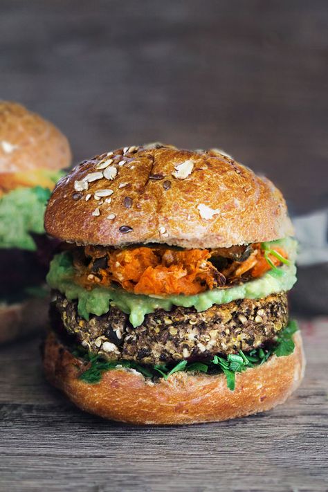 Vegan Burger Photography, Best Veggie Burger Recipe, Plant Based Burger, Grillable Veggie Burger, Vegan Hamburger, Jamur Kancing, Veggie Burger Recipe, Menu Burger, Best Veggie Burger