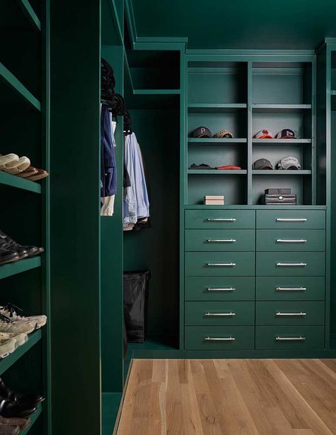 Masculine Bedroom Ideas, Green Closet, Tiny Dining Rooms, Gorgeous Closet, Small Walk In Closet, Bookshelf Inspiration, His Closet, Masculine Bedroom, Wardrobe Designs