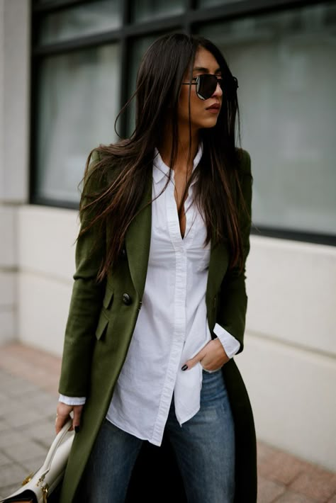 classic white button down, trench coat and jeans Fashion Trend Inspiration, Baby Mode, Fall Fashion Coats, White Shirt Outfits, Mode Casual, Linnet, Neutral Outfit, Green Coat, Blazer Outfits