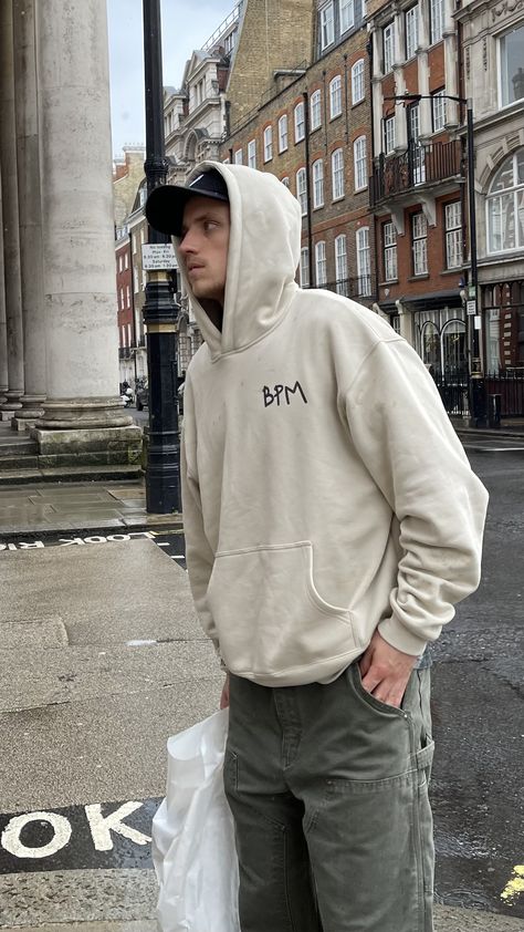 Cap And Hoodie Outfit Men, Beige Hoodie Outfit Men, Cream Hoodie Outfit, Basic Guy Outfits, White Hoodie Outfit Men, Off White Hoodie Men, Hoodie Men Outfit, White Hoodie Outfit, Outfit Sweatpants