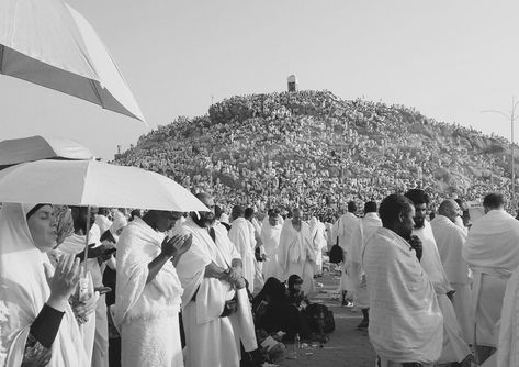 Pilgrims supplicating on Mount Arafat, Hajj 2016 Arafat Hajj, Mecca Hajj, Prophets In Islam, Photograph Video, Mesmerizing Beauty, Jeddah, The Ship, Ramadan Kareem, Makkah