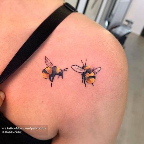 Watercolor style bees tattooed on the shoulder. Unique Ankle Tattoos, Bee And Flower Tattoo, Queen Bee Tattoo, Small Bee Tattoo, Tattoos Ideas For Women, Honey Bee Tattoo, Bee Tattoos, Bumble Bee Tattoo, Bee Free