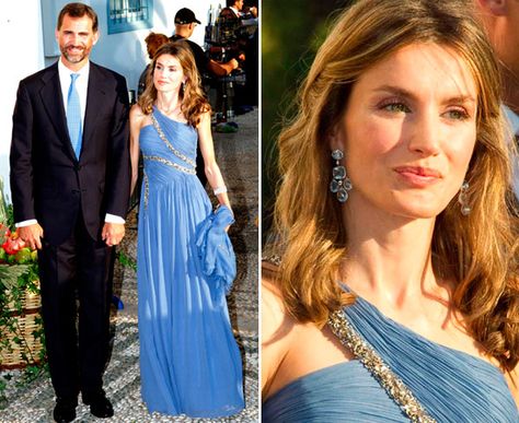 vestido-azul-princesa-letizia-rainha-espanha-01 Queen Letizia, Blue Dresses, Saree, Queen, My Style, How To Wear, Blue