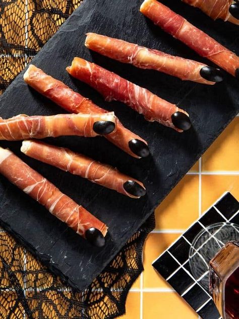 22 Halloween Party Appetizers for Adults - Lady Celebrations Spooky Charcuterie, Buffet Halloween, Halloween Finger Foods, Halloween Party Appetizers, Halloween Food Appetizers, Spooky Halloween Treats, Witches Fingers, Easy Halloween Food, Halloween Food Treats