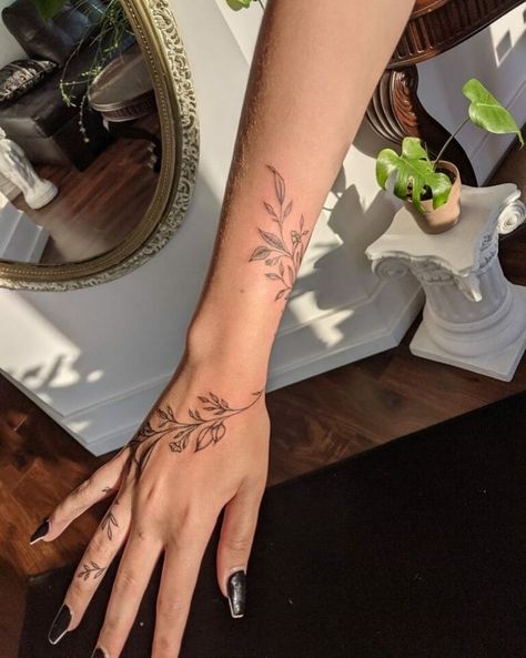 101 Best Vine Flower Tattoo Ideas That Will Blow Your Mind! - Outsons Henna Tattoo Arm, Wrist Hand Tattoo, Tattoo Avant Bras, Tato Lengan Bawah, Rose Vine Tattoos, Tattoo Main, Flower Vine Tattoos, Wrap Around Wrist Tattoos, Tato Tradisional