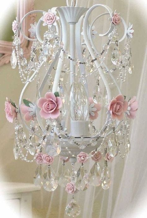 Shabby Chic Cottage Bedroom, Chic Cottage Bedroom, Beach Dining Room, Luminaria Diy, Birdcage Chandelier, Shabby Chic Chandelier, Bedroom Chandeliers, Dream Bedroom Inspiration, Art Romantic