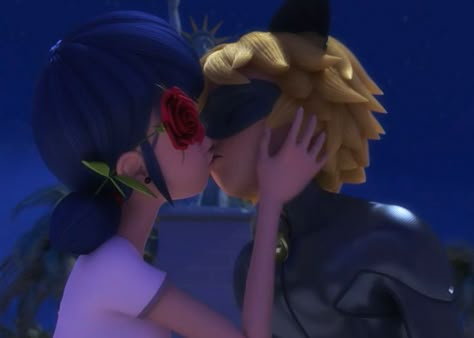 Miraculous Marinette And Cat Noir, Miraculous Marinette X Chat Noir, Cat Noir And Ladybug Comics, Ladybug And Cat Noir Love, Marionette And Cat Noir Kiss, Chat Noir And Marinette, Cat Noir And Marinette Matching Icons, Marinette And Chat Noir, Marinette And Cat Noir