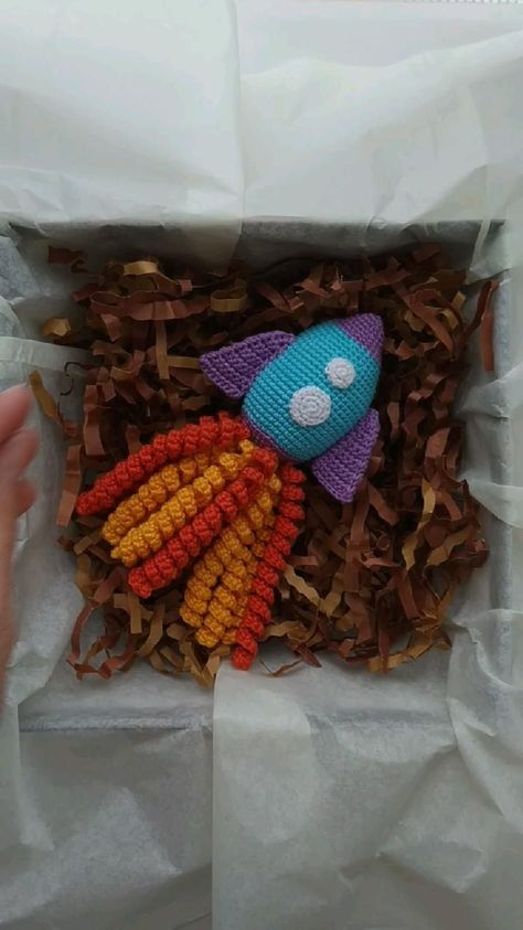 Crochet For Men, Rattle Crochet Pattern, Crochet Space, Rattle Crochet, Diy Pet Toys, Diy Crochet Toys, Space Toys, Space Rocket, Crochet Pattern Amigurumi