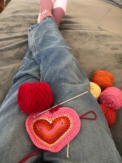 Crochet Hearts, Hobbies For Women, Business Woman Successful, Creative Knitting, Beginner Crochet Projects, Crochet Wool, Best Poses For Pictures, Learn How To Knit, Crochet Stitches Tutorial