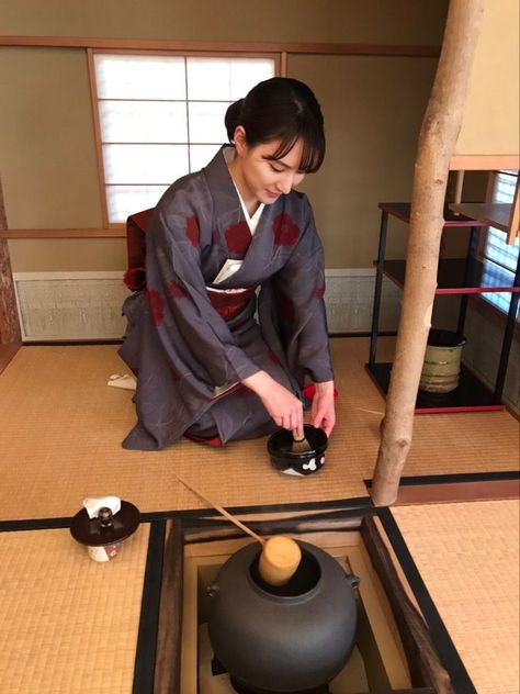 Ceremony Aesthetic, Tea Ceremony Japan, Japanese Traditional Art, Aesthetic Matcha, Tea Japan, Houses In Japan, Zen Philosophy, Japanese Tea House, Japanese Tea Ceremony