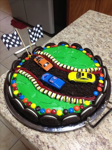 Race track cake that I CAN MAKE Race Track Cake, Car Cakes For Boys, Cars Cake Design, Race Car Cake, Bolo Hot Wheels, Racing Cake, Cars Theme Cake, Hot Wheels Cake, Race Car Cakes