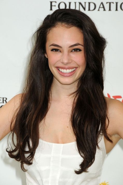 Chloe Bridges #hair #hairstyle #makeup #actress #dfBFW *ARE YOU STARTING TO NOTICE the fair base colors? They should stick out like a SORE THUMB in having the same undertone. New Girl Characters, Chloe Bridges, Carrie Diaries, Olivia Taylor Dudley, The Carrie Diaries, Gal Gadot, Sweet Stuff, Celebrity Pictures, Celebrities Male