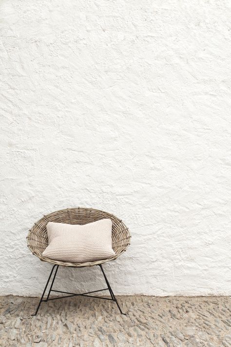 EK★ Stucco Walls, 背景 シンプル, Farmhouse Cottage, Take A Seat, Wicker Chair, White Wall, Wabi Sabi, Textured Walls, Outdoor Spaces