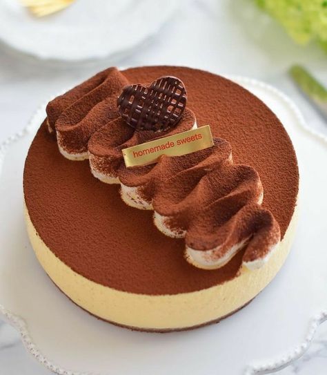 Tiramisu Birthday Cake Decoration, Tiramisu Cake Decoration Ideas, Mousse Cake Decoration Ideas, Tiramisu Cake Design, Entremet Cake Design, Tiramisu Design, Patisserie Fine, Chocolate Work, Tiramisu Cake