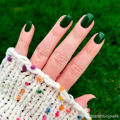 Hunter green short nails featuring geometric designs from Olive and June's Fall Box Nail Polish Set. Vintage Rose Nails, Nail Polish Stand, Rose Nail Polish, Fall Nail Polish, Cool Halloween Makeup, Green Nail Designs, Olive And June, Green Nail Polish, Nails Now