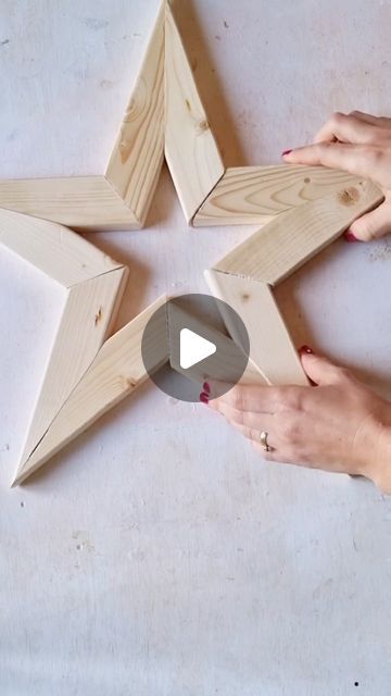 Wooden Diy Christmas Gifts, How To Make Wood Stars, Wooden Decorations Christmas, Christmas Wooden Star, Christmas Diy Angles, How To Make A Wooden Star, Christmas Wood Diy Projects, Wooden Xmas Crafts, Diy Christmas Wood Decorations