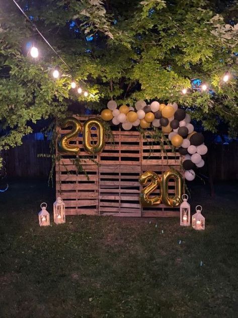 50+ Easy DIY Graduation Party Ideas that are so Awesome the Cap will Toss itself in the Air | HubPages Diy Graduation Party Ideas, Diy Graduation Party, Rustic Graduation Party, Grad Party Theme, Graduation Party Pictures, High School Graduation Party Decorations, College Grad Party, Graduation Party Backdrops, Backyard Graduation Party