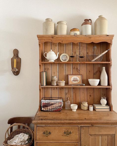 Small Details For Home, Farm Home Decor Ideas, Old Kitchen Decor, Grandma Core Room, Farmhouse Vintage Decor, Thrifting Home Decor, Hutch Decorating Ideas, Kitchen Hutch Decor, Grandma Decor