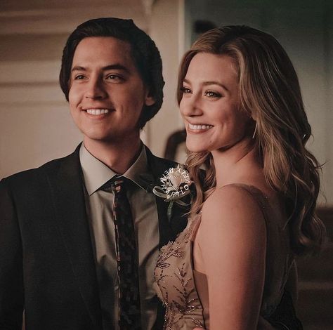 Bsf Ideas, Riverdale Netflix, Riverdale Betty And Jughead, Cole Sprouse Aesthetic, Lili Reinhart And Cole Sprouse, Cole Sprouse Jughead, Cole M Sprouse, Riverdale Betty, Riverdale Characters