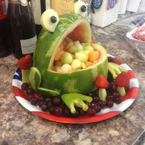 Watermelon Frog, Watermelon Carving Easy, Watermelon Shark, Fruit Creations, Fruit Platter Designs, Decorações Com Comidas, Food Art For Kids, Watermelon Carving, Tasty Dessert