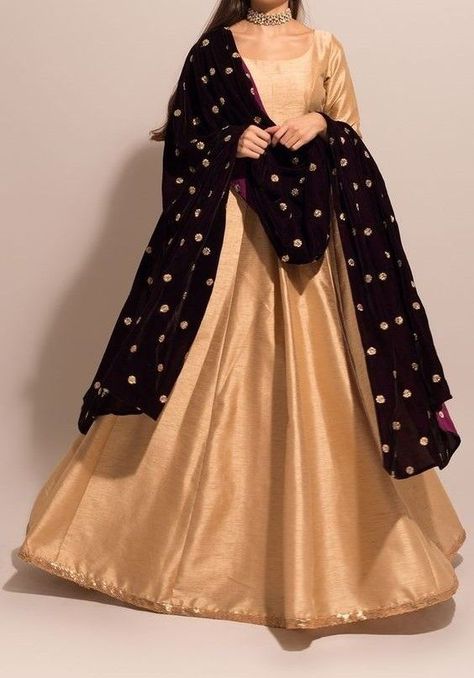 Pakistani Formal Dresses, Long Frock, Pakistani Fancy Dresses, Pakistani Dresses Casual, Pakistani Fashion Party Wear, Beautiful Pakistani Dresses, Bridal Dress Fashion, Party Kleidung, Simple Pakistani Dresses