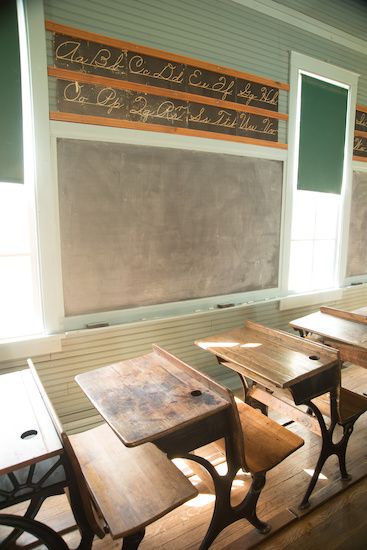 Old Schoolhouse Aesthetic, Antique Classroom, Vintage Homeschool Room Ideas, Vintage School Aesthetic, School House, Country School, Oklahoma History, Old Abandoned Buildings, Toddler Homeschool