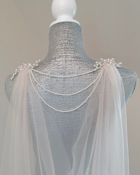 De Kaap van de sluier Kathedraal sluier Cape Bruids Cape | Etsy Veil Cape, Marriage Gown, Cape Veil, Sheer Veil, Wedding Cloak, Tulle Cape, Pearl Wedding Dress, Marriage Dress, Flower Veil