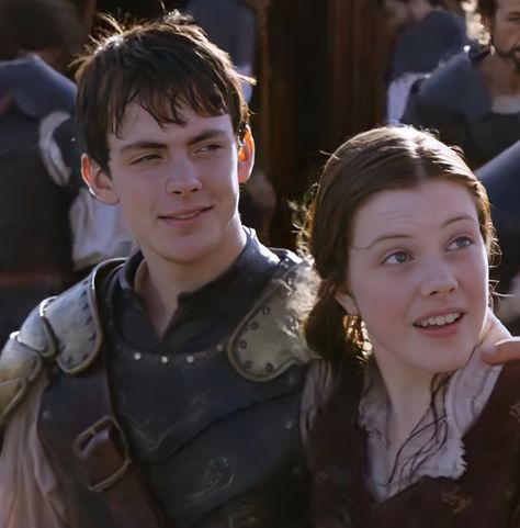 Narnia Lucy, Skandar Keynes, Movies Family, Lucy Pevensie, Narnia 3, Edmund Pevensie, Georgie Henley, Sibling Relationships, Hula Dance