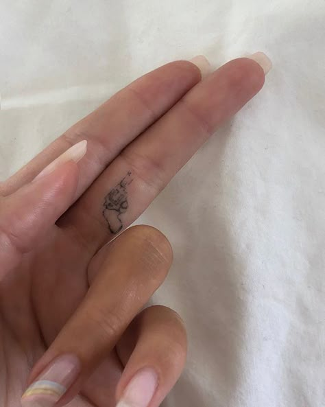 Josefine H J Tattoo, Body Coloring, Micro Tattoo, Tat Inspiration, Inspo Tattoo, Josefine H J, Cute Finger Tattoos, Finger Tats, Stick N Poke Tattoo