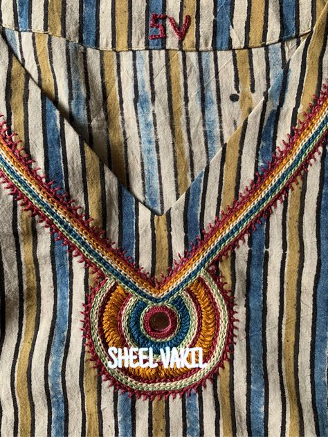 Mirror Work Blouse Design, Kutch Work Designs, Textile Art Embroidery, Kurti Embroidery Design, Hand Embroidery Videos, Diy Embroidery Patterns, Handmade Embroidery Designs, Embroidery Videos, Hand Work Embroidery