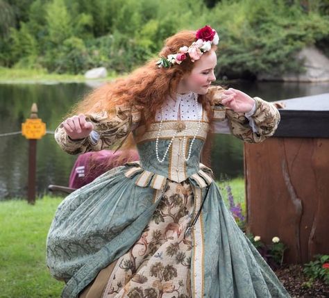 Kaleidoscope Fashion, Period Fashion, Tudor Fashion, Royalty Dress, Elizabethan Era, Fair Outfits, Fashion Tumblr, Ren Fair, Old Fashion Dresses