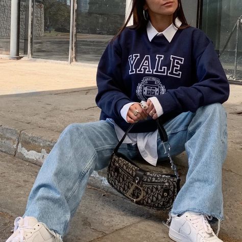 Black Sweatshirt Blue Jeans Outfit, Colar Sweatshirts Outfit, Oxford Sweatshirt Outfit, Layerd Outfits Hoodie, Sweatshirt With White Shirt Underneath, Blue Hoddies Outfits Aesthetic, Large Sweatshirt Outfit, Blue Sweatshirt Outfit Aesthetic, Jeans With Sweatshirt Outfit