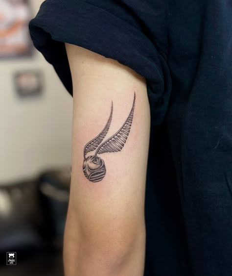 Harry potter golden snitch tattoo #bagiatattoo #goldensnitch Snitch Harry Potter Tattoo, Harry Potter Snitch Tattoo, Golden Snitch Tattoo, Snitch Tattoo, Harry Potter Snitch, Harry Potter Golden Snitch, Harry Potter Tattoo, Awesome Drawings, Golden Snitch