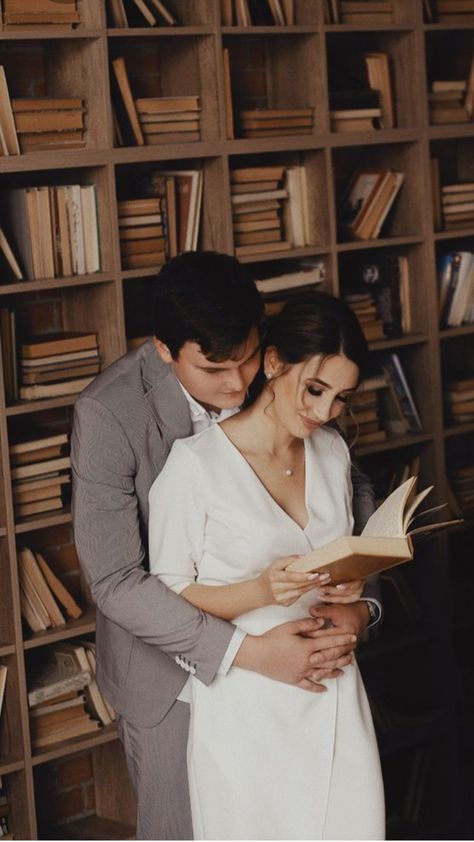 Library Prewedding Photo Ideas, Bookshop Engagement Photos, Bookstore Engagement Shoot, Prewedding Library, Book Store Engagement Photos, Library Couple Photoshoot, Library Engagement Pictures, Bookstore Photos, Bookstore Photoshoot