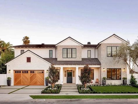 Fachada Exterior, Brick Siding, Contemporary Building, Modern Farmhouse Home, California Modern, Siding Paint, House Front Door, Home Exterior, California Casual