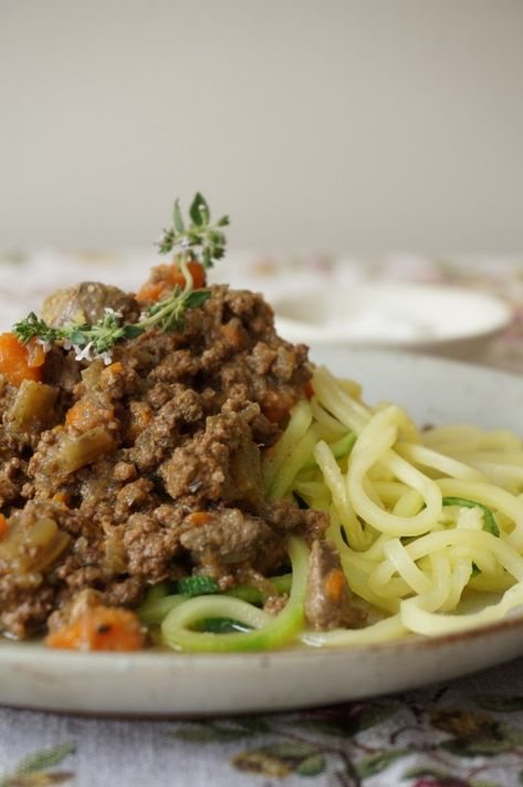 Bolognese Sauce with Chicken Livers and Zoodles  OK, so organ meats may not make the top ten favorite foods lists for most of us. But there’s no getting around the fact that they’re particularly great sources of zinc and vitamin D. So saute chopped chicken liver with veggies, fresh herbs, and bone broth, and you’ve got a better Bolognese that tastes no different than regular meat sauce. Paleo Spaghetti Sauce, Paleo Spaghetti, Simple Spaghetti, Zucchini Spaghetti, Liver Recipes, Healthy Probiotics, Pasta Bolognese, Chicken Liver, Low Carb Zucchini