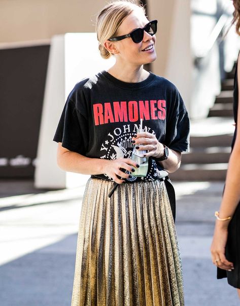 Style guide: 10 ways to wear a rock-band t-shirt | Vogue Paris Rock Band T Shirts Outfits, Rock T Shirt Outfit, Rock Band Outfits, Band Shirt Outfits, Band Tee Outfits, Ramones T Shirt, Rock Look, 10 Ways To Wear, The Ramones