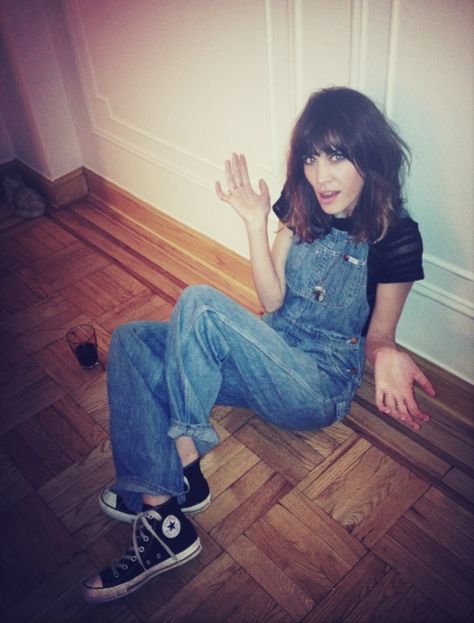 Alexa Chung Alexa Chung Tumblr Era, Alexa Chang, Daily Alexa Chung, Wearing Overalls, Alexa Chung Style, Chica Cool, Estilo Indie, Outfit Primavera, Style Goals