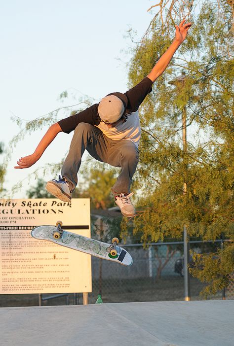 Figure Movement Photography, Sport Movement Photography, Skateboard Action Shots, Human Movement Photography, Skateboarding Pose Reference, Photography Sports Action, Kick Flip Skateboards, Sports Action Shots, Sport Pose Reference