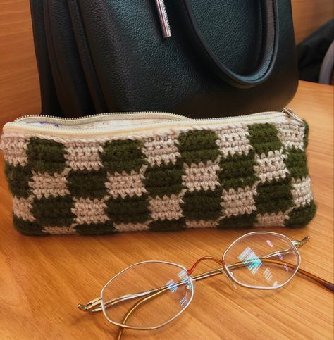 Pencil Pouch Pattern, Crochet Pencil Case, Crochet Pencil, Crochet Hack, Pouch Tutorial, Crochet Pouch, Crochet Business, Card Pouch, Crochet Stitches For Beginners