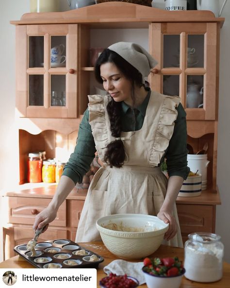 Bakery Kitchen, Farm Lifestyle, Full Apron, Retro Looks, Cottagecore Outfits, Cake Photography, Coat Trends, Antique Interior, Poses References