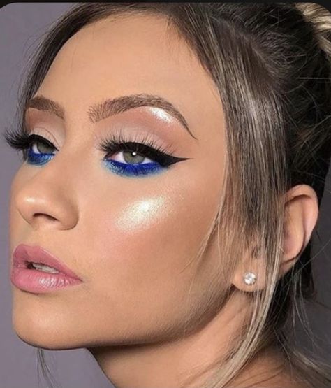 Venha aprender a fazer belas maquiagens e transformar seu hobby em uma fonte de renda! #instagram #makeup #maquiagemprofissional #maquiagempassoapasso Prom Makeup Looks, Glam Makeup Look, Black Makeup, Nude Makeup, Blue Eyeshadow, Dress Makeup, Blue Makeup, Flawless Makeup, Prom Makeup