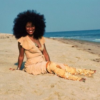 Chaka Khan (1976) 61st Birthday, Black Photos, Black Glamour, Chaka Khan, Glamour Vintage, Birthday Week, Vintage Black Glamour, 23rd Birthday, Hair Guide