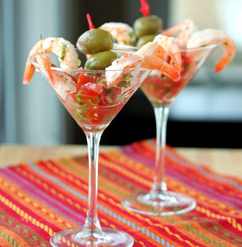 Shrimp Martini, Easy Fresh Salsa, Appetizers Shrimp, Food Presentation Plates, Recipes Shrimp, Shrimp Appetizers, Elegant Presentation, Shrimp Cocktail, Fresh Salsa