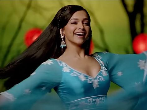 Om Shanti Om Deepika, Deepika Padukone Om Shanti Om, Deepika Hairstyles, Deepika Padukone Movies, Vintage Bollywood Aesthetic, Bollywood Movie Songs, Nostalgic Aesthetic, Om Shanti, Om Shanti Om