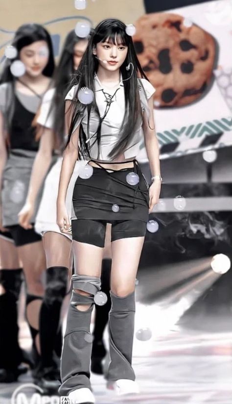 Acubi Balletcore, Haerin Outfit, Jeans Drawing, K Pop Idol, New Jeans Style, Sarada Uchiha, Change In, Kpop Outfits, Stage Outfits