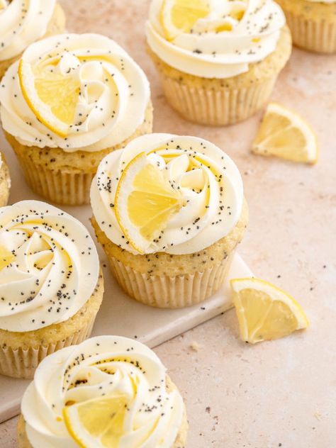 Birthday Desserts For A Crowd, Cute Cupcakes Aesthetic, Chocolate Spring Desserts, Dainty Cakes, Adult Cupcakes, Cupcake Aesthetic, Poppy Seed Cupcakes, Lemon Poppy Seed Cupcakes, Cupcakes Aesthetic