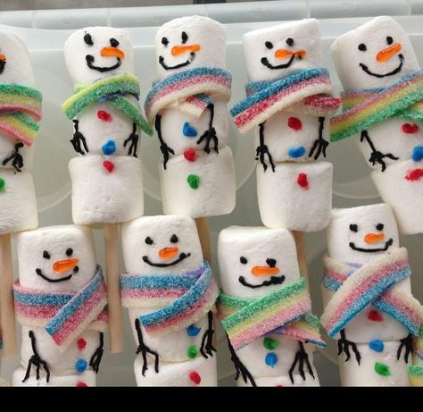 Snowman Marshmallows, Marshmallow People, Marshmallow Snowmen, Sommer Mad, Winter Snack, Marshmallow Snowman, Food Art For Kids, Christmas Food Desserts, Christmas Sweets